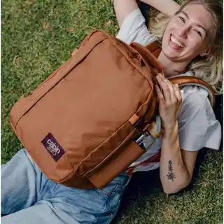 CabinZero Plecak bagaż podręczny do samolotu z kieszenią na laptop Classic Tech 28L CZ33 Cinnamon 40x30x20cm Ryanair, Wizz Air