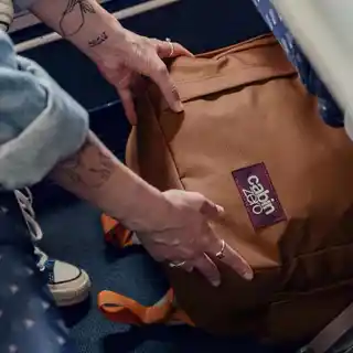 CabinZero Plecak bagaż podręczny do samolotu z kieszenią na laptop Classic Tech 28L CZ33 Cinnamon 40x30x20cm Ryanair, Wizz Air