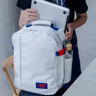 CabinZero Plecak bagaż podręczny do samolotu z kieszenią na laptop Classic Tech 28L CZ33 Cloud Nine 40x30x20cm Ryanair, Wizz Air