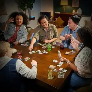 Cluedo gra karciana Hasbro, wersja Ravnica, limitowana edycja, 52 karty, dla dorosłych i młodzieży
