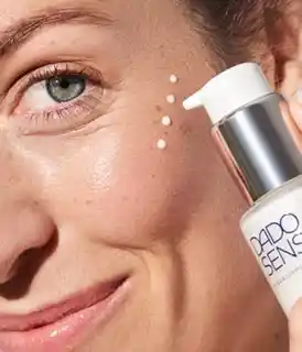 Dado Sens PIGMENTCARE serum przeciw plamom pigmentowym (50 ml) redukuje plamy starcze z kwasem hialuronowym i masłem shea