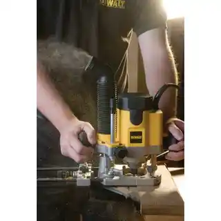 Dewalt Frezarka DW621-QS