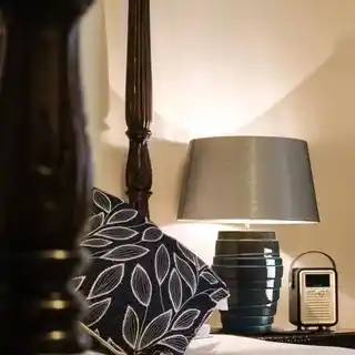 Elstead Lighting Lampa stołowa Neptune niebieska ze srebrnym abażurem, model Neptune TL