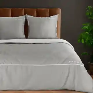 EVA MINGE Komplet pościeli EVA 10 C z najwyższej jakości makosatyny bawełnianej z nadrukiem logo EVA MINGE i haftowanym ozdobnym paseczkiem 220x200cm szary biały