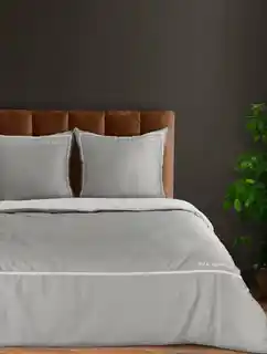 EVA MINGE Komplet pościeli EVA 10 C z najwyższej jakości makosatyny bawełnianej z nadrukiem logo EVA MINGE i haftowanym ozdobnym paseczkiem 220x200cm szary biały