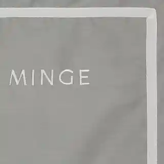 EVA MINGE Komplet pościeli EVA 10 C z najwyższej jakości makosatyny bawełnianej z nadrukiem logo EVA MINGE i haftowanym ozdobnym paseczkiem 220x200cm szary biały