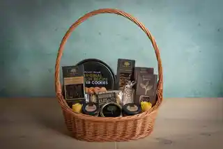 Green Touch Kosz prezentowy ciemny z ciastkami i słodyczami premium z herbatą świece
