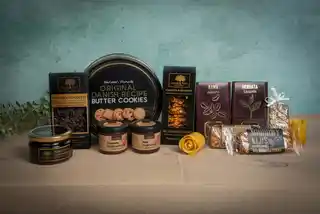 Green Touch Kosz prezentowy ciemny z ciastkami i słodyczami premium z herbatą świece