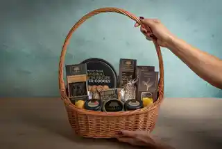 Green Touch Kosz prezentowy ciemny z ciastkami i słodyczami premium z herbatą świece