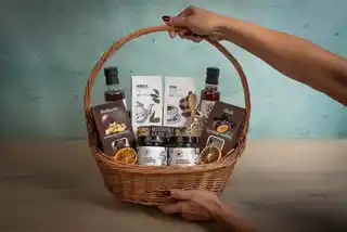 Green Touch Kosz prezentowy wiklinowy zestaw z herbatą i kawą bakalie w czekoladzie