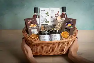 Green Touch Kosz prezentowy wiklinowy zestaw z herbatą i kawą bakalie w czekoladzie