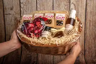 Green Touch Kosz prezentowy z herbatą, czekoladą i przetworami 1571