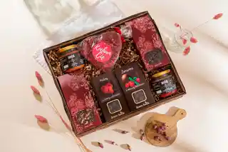 Green Touch Kosz prezentowy zestaw herbata kawa słodycze miody kremowane naturalne