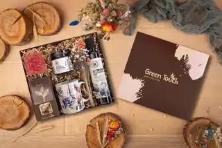 Green Touch Kosz prezentowy zestaw herbata z kubkiem i przetworami. Pudełko prezentowe