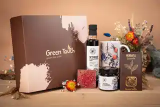 Green Touch Kosz prezentowy zestaw herbata z kubkiem i przetworami. Pudełko prezentowe