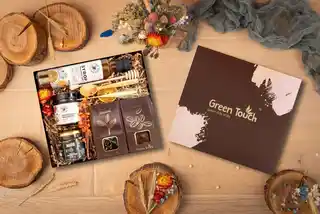 Green Touch Kosz prezentowy zestaw z herbatą i kawą oraz przetworami. Pudełko prezentowe