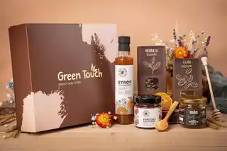 Green Touch Kosz prezentowy zestaw z herbatą i kawą oraz przetworami. Pudełko prezentowe