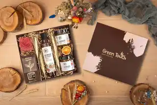 Green Touch Kosz prezentowy zestaw z herbatą;przetworami i czekoladką. Pudełko prezentowe