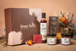 Green Touch Kosz prezentowy zestaw z herbatą;przetworami i czekoladką. Pudełko prezentowe