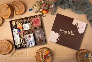 Green Touch Kosz prezentowy zestaw z kawą, kubkiem i syropem z cytrynami. Pudełko prezentowe