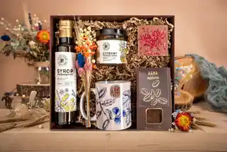 Green Touch Kosz prezentowy zestaw z kawą, kubkiem i syropem z cytrynami. Pudełko prezentowe