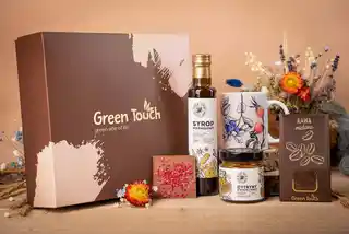 Green Touch Kosz prezentowy zestaw z kawą, kubkiem i syropem z cytrynami. Pudełko prezentowe