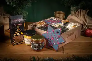 Green Touch Świąteczny kosz prezentowy z miodem, herbatą, piernikiem i konfiturą