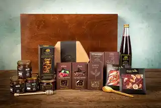 Green Touch Kosz prezentowy duża skrzynka 16 produktów herbata miód czekolada ciastka