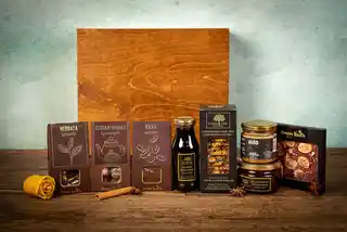 Green Touch Zestaw prezentowy w skrzynce prezent deluxe słodycze kawa herbata kwitnąca