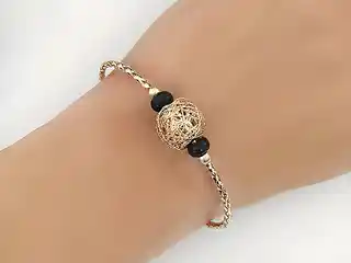 Lovrin Złota bransoletka 585 bangle z ażurową kulką czarne kamienie