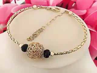 Lovrin Złota bransoletka 585 bangle z ażurową kulką czarne kamienie