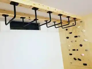 Małpiszon drążek do podciągania sufitowy biały