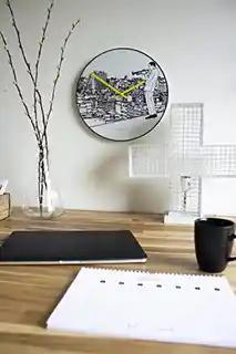 Nextime Zegar ścienny Trumpet City 8191, nowoczesny design, stalowa obudowa, kwadratowa tarcza, precyzyjne wskazówki