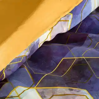 NOVA PRINT GIFT Komplet pościeli VITRAGE z wysokogatunkowej satyny bawełnianej z nowoczesnym geometrycznym motywem w kartonowym opakowaniu na prezent 220x200cm fioletowy, musztardowy