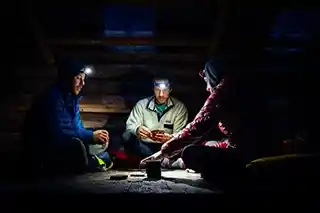 Petzl Tikkina E060AA01 latarka czołowa niebieska, lekka, wodoodporna, zasilanie baterie AAA