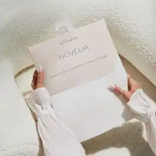 Room99 firana Novelia biała 140x250, taśma, wysokiej jakości, elegancka, poliestrowa, łatwa w montażu