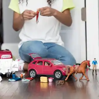 SCHLEICH Zestaw figurek Końskie przygody z samochodem i przyczepą 42535