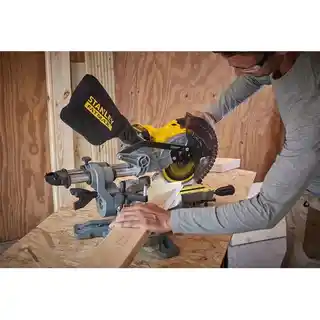 Stanley Pilarka ukosowa 18V 190mm 4.0Ah SFMCS701M1