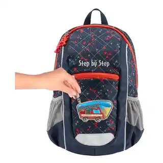 Step by Step plecak junior Kiga Maxi Fire Truck Finn niebiesko czerwony, wodoodporny, ergonomiczny, z licznymi kieszeniami, certyfikat OEKO-TEX