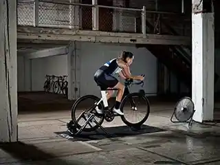 Wahoo Fitness Trenażer rowerowy Kickr Snap WFBKTR3 kompatybilny z aplikacją Wahoo Fitness, 1000W, 12 kg, kompatybilny z rowerami o szerokości osi 130-135 mm