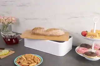 ZELLER Metalowy chlebak z bambusową deską do krojenia, 2w1