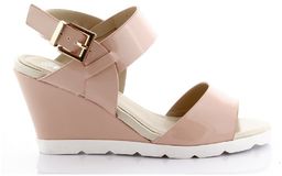 Łososiowe sandały lakierowane na koturnie S-20