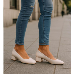 Beżowe czółenka na niskim obcasie