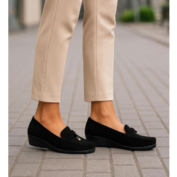 Czarne zamszowe czółenka na niskim koturnie