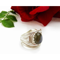 Magiczny pierścionek z labradorytem