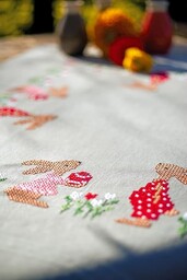Zestaw obrusów wielkanocnych w ogrodzie tulipanów