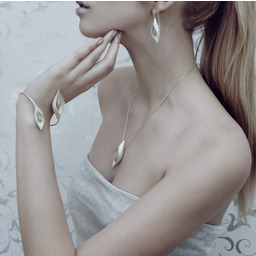 Bransoletka srebrna - Satynowa lilia duża