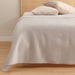 Jednokolorowa narzuta na łóżko z wytłoczonym wzorem Pontoso