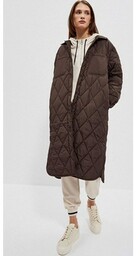 Długi pikowany płaszcz damski w kolorze brązowym 4012,