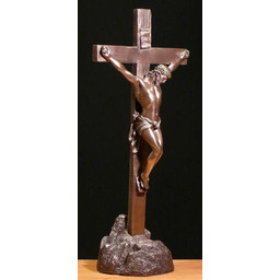 Krzyż postacią Jezusa na podstawce